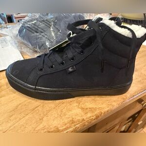 Cariuma woman’s Black High-Top Sneakers NWT